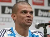 El defensa portugués del Real Madrid Pepe responde a las preguntas durante una rueda de prensa.