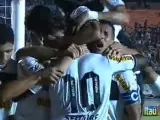 El jugador holandés, Clarence Seedorf, abrazado por sus compañeros del Botafogo en un gol.