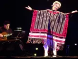Chavela Vargas agradece las ovaciones del público en Santander, donde comenzó una gira en 2003 que la llevó a actuar por distintas ciudades españolas.