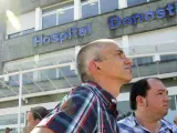 Los dirigentes de la izquierda abertzale Pernando Barrena (d), y Joseba Permach (i), participan en la concentración convocada por Herrira ante el Hospital Donostia de San Sebastián.