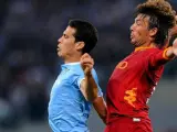 Hernanes, centrocampista de la Lazio, defendido por Gaby Heinze, defensa de la Roma.