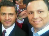 Rafael H. Celaya, junto al presidente electo Enrique Peña Nieto (izq.), en una foto subida por el detenido en su perfil de Facebook.