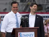 El candidato presidencial republicano para los Estados Unidos, Mitt Romney (i) presenta a Paul Ryan (d) como candidato para asumir la vicepresidencia.