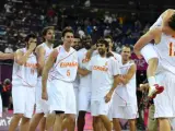 Los jugadores de la selección española de baloncesto celebra su clasificación para la final olímpica.