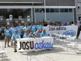 Un grupo de personas piden la puesta en libertad del preso de ETA Iosu Uribetxebarria.