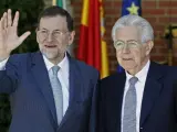 El presidente del Gobierno español, Mariano Rajoy (i), junto a su homólogo italiano, Mario Monti, a la entrada del Palacio de la Moncloa.