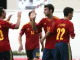 Los jugadores de la selección de fútbol de España Cesc Fàbregas (2 d) y Santiago Cazorla (i) celebran un gol ante Puerto Rico.