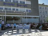 Familiares, amigos y allegados del preso de ETA Iosu Uribetxebarria Bolinaga han participado hoy, por décimo día consecutivo, en una concentración frente al hospital Donostia