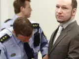 El ultraderechista Anders Behring Breivik (d), al comienzo del séptimo día de su jucio en la corte de Oslo, Noruega.