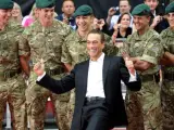 El actor belga Jean-Claude Van Damme (C) posa con soldados británicos durante la presentación de 'Los Mercenarios 2'.