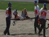 Casey Stoner, retirado en camilla tras una caída en Indianápolis.