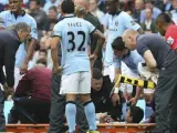 El delantero argentino del Manchester City, Agüero, se retira en camilla por una lesión en la rodilla.