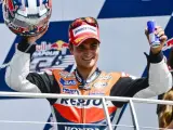 El piloto español de Honda, Dani Pedrosa, celebra su victoria en Indianápolis.
