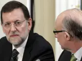 El presidente del Gobierno, Mariano Rajoy (i), y el ministro de Hacienda, Cristóbal Montoro.