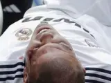 El central portugués del Real Madrid, Pepe, sangra tras un golpe con Casillas.