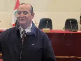 El exasesor de inteligencia Vladimiro Montesinos saluda durante la audiencia en la que fue absuelto.