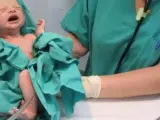 Imagen de archivo de un bebé en un hospital.