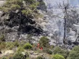 Equipos de extinción de la Comunidad de Madrid trabajan en la zona del incendio de Valdemaqueda, que se declaró en 2012 entre esta localidad y Robledo de Chavela.