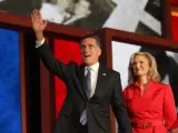 El candidato republicano, Mitt Romney, y su esposa, Ann Romney, saludan a los delegados, durante la Convención Nacional Republicana 2012, en el Times Forum en Tampa, Florida (EE.UU.).