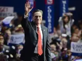 El candidato republicano a la presidencia de EE.UU., Mitt Romney, saluda a los delegados.