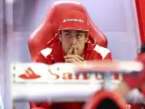 El piloto español de Fórmula Uno Fernando Alonso, de Ferrari, se prepara para una sesión de entrenamiento en el circuito Spa-Francorchamps en Bélgica.