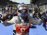 El piloto británico de McLaren, Jenson Button, celebra la victoria en Spa.