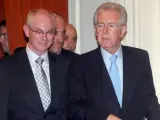 El presidente del Consejo Europeo, Herman Van Rompuy (i), y el primer ministro italiano, Mario Monti (d), llegan a una rueda de prensa conjunta en Cernobbio, Italia.