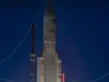 El cohete europeo Ariane-5 despegando del centro espacial de Kurú en la Guayana Francesa, con el objetivo de poner en órbita el satélite de telecomunicaciones español Hispasat 1E y el surcoreano Koreasat 6.