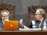 Los magistrados Carlos Vielba (d) y Emilio Moya (i), durante los interrogatorios a los testigos del llamado 'caso Kárate', que se reanudó en la Audiencia de Las Palmas de Gran Canaria y que está considerado uno de los mayores procesos por pederastia celebrado hasta la fecha en España.