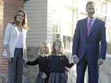 Los príncipes de Asturias y sus hijas, Leonor y Sofía, posan en el primer día de colegio de las pequeñas.