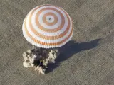 El módulo de descenso de la nave rusa Soyuz TMA-04M durante el aterrizaje.
