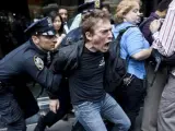Agentes de policía arrestan a un manifestante en Wall Street.