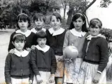 Un grupo de niñas del preventorio de Guadarrama en la época del franquismo, posando en el patio del centro.