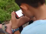 Un niño utiliza un 'smartphone'.