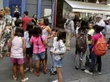 Varios ni&ntilde;os, a la entrada de un colegio.