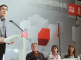 El secretario general del PSE-EE y candidato a la reelección como lehendakari, Patxi López (i), durante su intervención en la Conferencia Política.