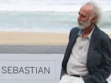 El cantautor Javier Krahe posa tras presentar el filme 'Esta no es la vida privada de Javier Krahe' en San Sebastián.