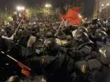 Los antidisturbios de la Policía Nacional carga contra los manifestantes, esta noche en la madrileña Plaza de Neptuno, durante la marcha de protesta que la Coordinadora 25S y la Plataforma en Pie han convocado esta tarde en la capital en torno a la iniciativa "Rodea el Congreso".