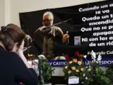 Decenas de guatemaltecos llevan flores a la sede de Funerales la Reforma, donde permanecía el cuerpo sin vida del trovador argentino Facundo Cabral, en Ciudad de Guatemala (Guatemala).