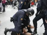 Un policía reduce a un manifestante, en la marca del 25-S de este martes.