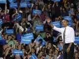 El presidente estadounidense, Barack Obama, quien aspira a la reelección por el Partido Demócrata, saluda durante un mítin en la Universidad de Kent State, el miércoles 26 de septiembre de 2012, en Kent, Ohio (EEUU).