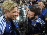 Los jugadores del Chelsea Fernando Torres y Juan Mata tras ganar la Champions en 2012.