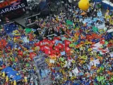 Miles de personas asisten el domingo 30 de septiembre de 2012, a la caravana electoral encabezada por el candidato opositor Henrique Capriles Radonsky, en la ciudad de Caracas (Venezuela), previo a las elecciones que se celebrarán el próximo 7 de octubre.