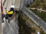 Colocación de la estructura para halcones en la presa de Almendra