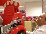 Un empleado de un centro comercial coloca un juguete.