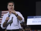 El candidato presidencial republicano Mitt Romney habla en el centro de convenciones SeaGate en Toledo, Ohio, (EE UU).