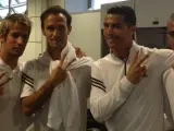 Los jugadores portugueses del Real Madrid posaron con el "símbolo de la paz" antes del clásico.