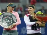 Sharapova y Azarenka posan con los títulos de finalista y campeona de Pekín.