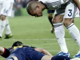 Pepe grita a Iniesta tras un posible penalti.