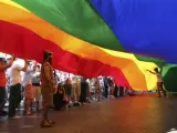 Bandera gigante con los colores del arco iris, usada por el colectivo gay como distintivo.